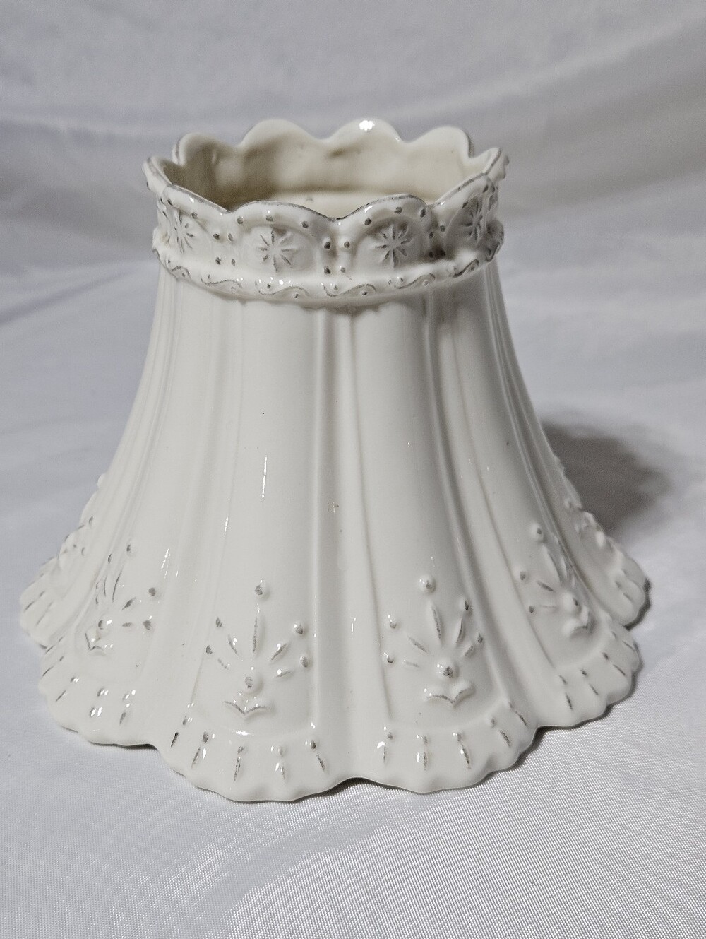 Yankee Candle Porcelain Lamp Shade. White Cottage Style